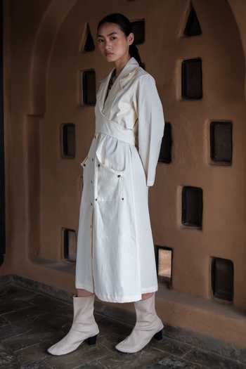Buy_The Terra Tribe_Off White Organic Cotton Solid Lapel Collar Plain Trench Coat_Online_at_Aza_Fashions