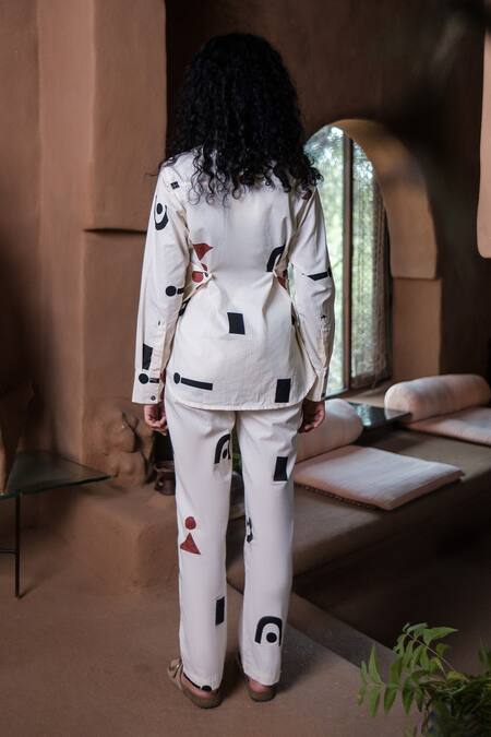 Shop The Terra Tribe Off White Organic Cotton Printed Triangle Pattern Straight-legged Pant at Aza Fashions Shop_The Terra Tribe_Off White Organic Cotton Printed Triangle Pattern Straight-legged Pant_at_Aza_Fashions