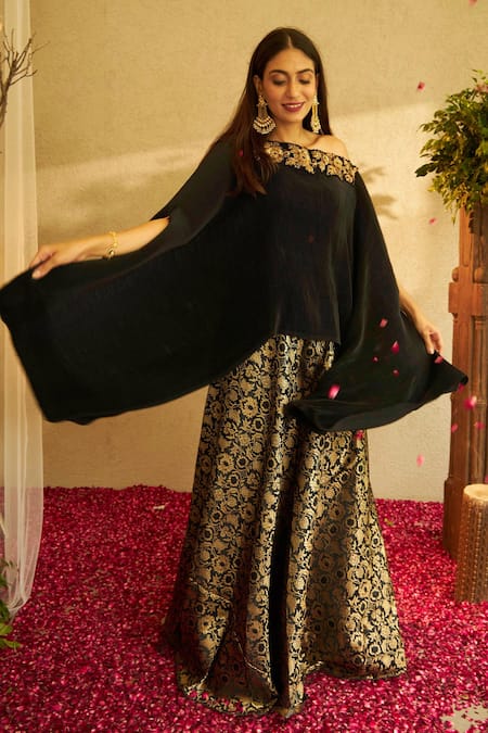 Tasuvure Indes Embroidered Cape & Ghagra Set 