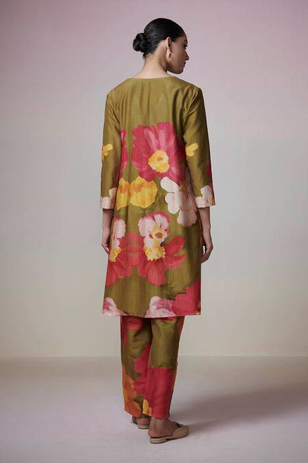 Shop Dressfolk Green Chanderi Embroidery V-neck Floral Digital Printed Kurta Set at Aza Fashions Shop_Dressfolk_Green Chanderi Embroidery V-neck Floral Digital Printed Kurta Set_at_Aza_Fashions