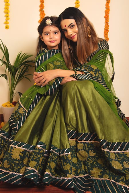 Pomcha Jaipur Green , Silk, Net, Satin Gota Patti, Idika Floral Print Lehenga Set Online at Aza Fashions Pomcha Jaipur_Green , Silk, Net, Satin Gota Patti, Idika Floral Print Lehenga Set _Online_at_Aza_Fashions