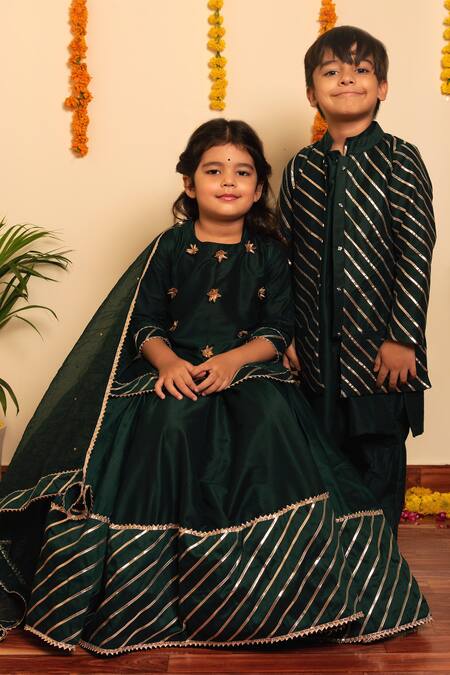 Pomcha Jaipur Green Cotton, Silk Gota Patti Hand Embroidered Bundi Kurta Set Online at Aza Fashions Pomcha Jaipur_Green Cotton, Silk Gota Patti Hand Embroidered Bundi Kurta Set _Online_at_Aza_Fashions