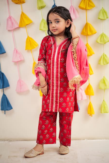 Tiny Colour Red Chanderi, Cotton, Chiffon Embroidery Floral Hand Block Print Kurta Set Online at Aza Fashions Tiny Colour_Red Chanderi, Cotton, Chiffon Embroidery Floral Hand Block Print Kurta Set _Online_at_Aza_Fashions