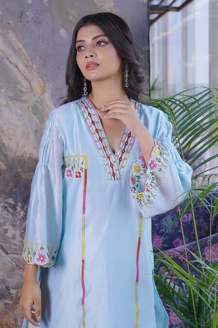 Myra Clothing Line_Blue Chanderi Embroidery V-neck Floral Resham Work Kurta With Pant _Online_at_Aza_Fashions