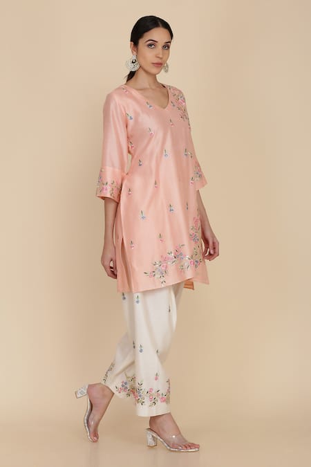 Anju & Harleen_Peach Chanderi, Linen Embroidery V-neck Resham Kurta With Salwar _Online_at_Aza_Fashions