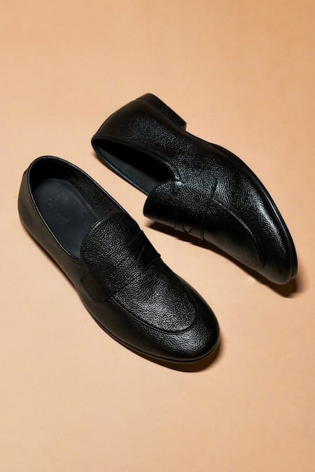 Shop_Dmodot_Black Flexo Nero Loafers _at_Aza_Fashions
