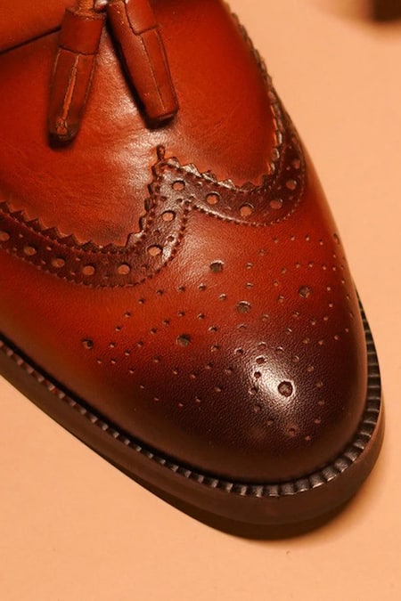 Dmodot Brown Brooches Motivo Broguo Loafers Online at Aza Fashions Dmodot_Brown Brooches Motivo Broguo Loafers _Online_at_Aza_Fashions