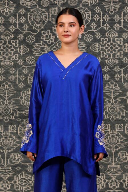 Shop Eeda Blue Chiffon Zari V-neck Noor Embroidered Sleeve Short Kurta And Flared Pant Set Online at Aza Fashions Shop_Eeda_Blue Chiffon Zari V-neck Noor Embroidered Sleeve Short Kurta And Flared Pant Set _Online_at_Aza_Fashions