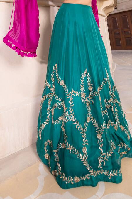 Tarisha Tholia_Green Silk, Organza Zari, Sequins V-neck Vasara Hand Embroidered Lehenga Set _at_Aza_Fashions