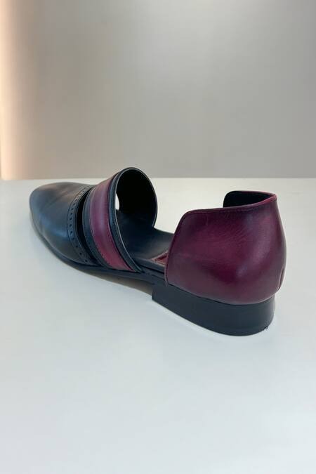 Buy_Hilo Design_Black Plain Nuez Kamik Sadie Cross Sandal _Online_at_Aza_Fashions