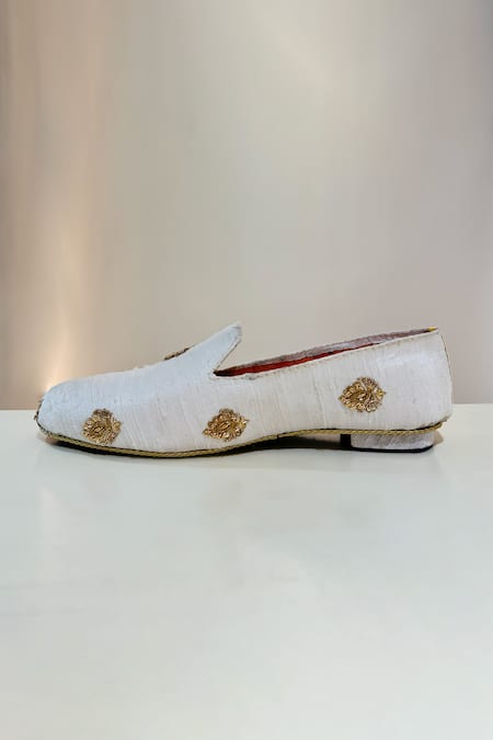 Hilo Design_Off White Embroidery Core Butti Shoes _at_Aza_Fashions