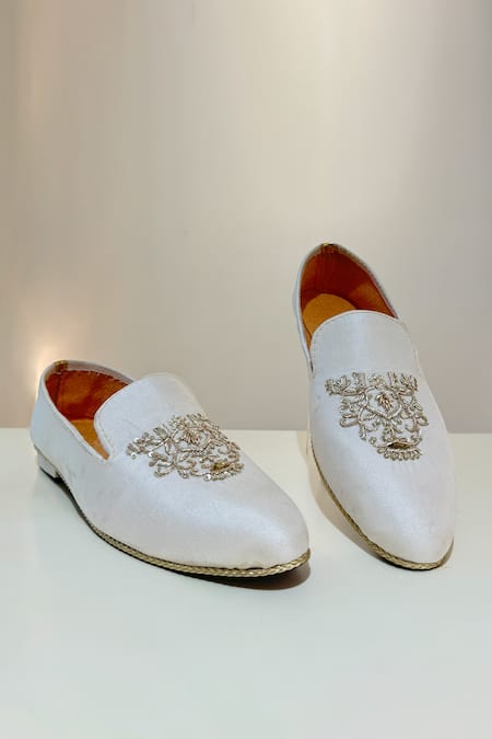 Hilo Design Off White Zardozi Embroidered Gloria Floral Shoes