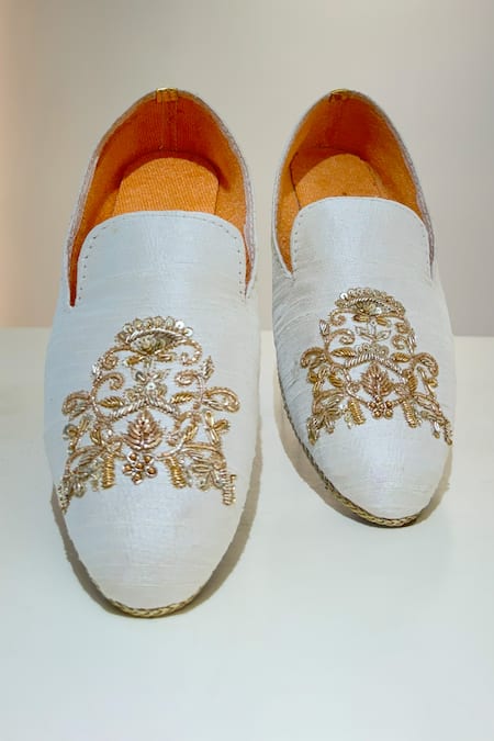 Buy Hilo Design Off White Zardozi Embroidered Siena Floral Shoes Online at Aza Fashions Buy_Hilo Design_Off White Zardozi Embroidered Siena Floral Shoes _Online_at_Aza_Fashions
