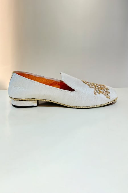 Shop Hilo Design Off White Zardozi Embroidered Siena Floral Shoes Online at Aza Fashions Shop_Hilo Design_Off White Zardozi Embroidered Siena Floral Shoes _Online_at_Aza_Fashions