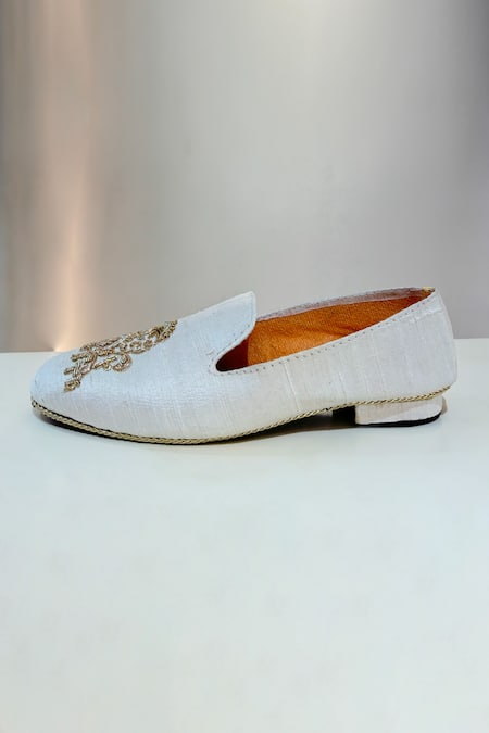Hilo Design Off White Zardozi Embroidered Siena Floral Shoes at Aza Fashions Hilo Design_Off White Zardozi Embroidered Siena Floral Shoes _at_Aza_Fashions