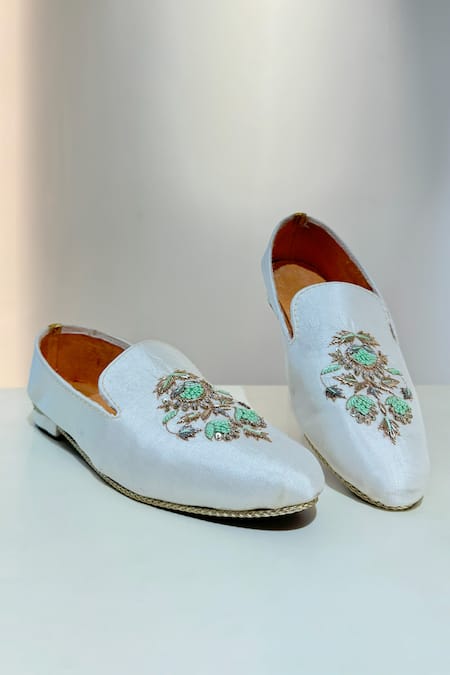 Hilo Design Off White Zardozi Embroidered Granaa Shoes