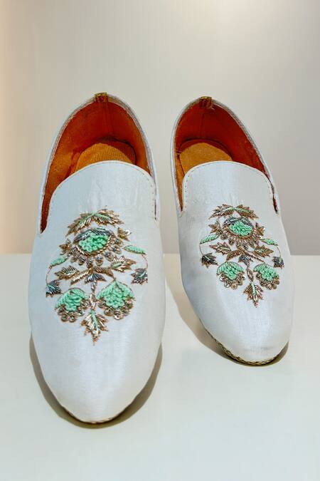 Buy_Hilo Design_Off White Zardozi Embroidered Granaa Shoes _Online_at_Aza_Fashions