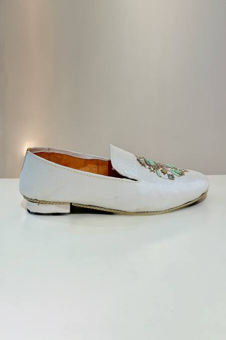 Hilo Design_Off White Zardozi Embroidered Granaa Shoes _at_Aza_Fashions