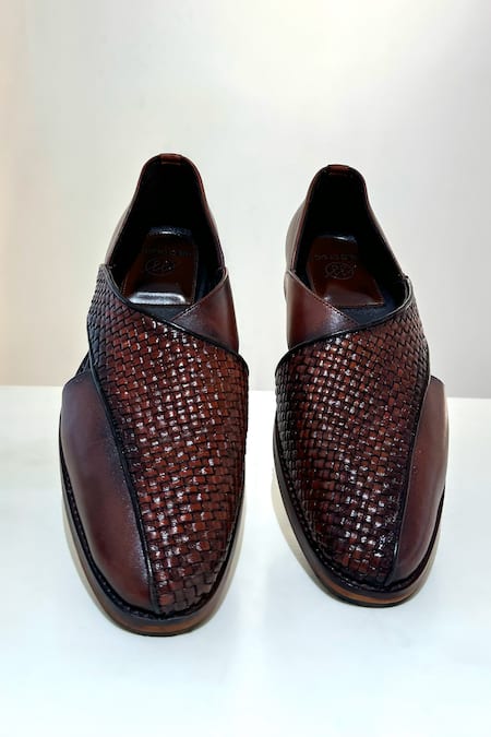 Buy_Hilo Design_Brown Textured Riqueza Peshawari Sandals _Online_at_Aza_Fashions