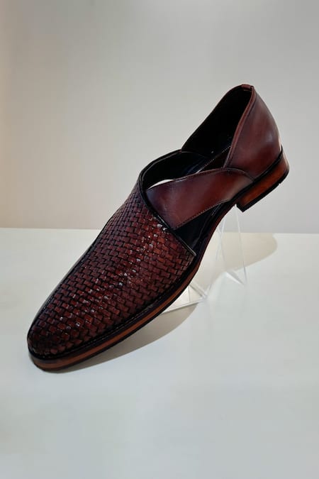 Shop_Hilo Design_Brown Textured Riqueza Peshawari Sandals _Online_at_Aza_Fashions