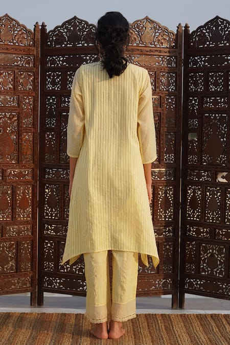 Dhaari Floral Embroidered Kurta 