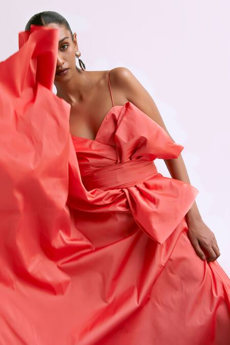 Manika Nanda Peach Taffeta Solid Sweetheart Neck Pleated Flare Midi Dress With Belt at Aza Fashions Manika Nanda_Peach Taffeta Solid Sweetheart Neck Pleated Flare Midi Dress With Belt _at_Aza_Fashions