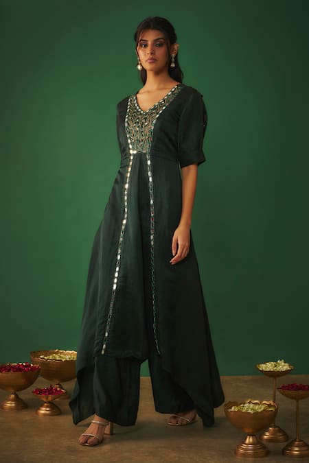 Mehak Murpana_Green Satin, Linen Mirrors, Embroidery V-neck Work Kurta And Flared Pant Set _at_Aza_Fashions
