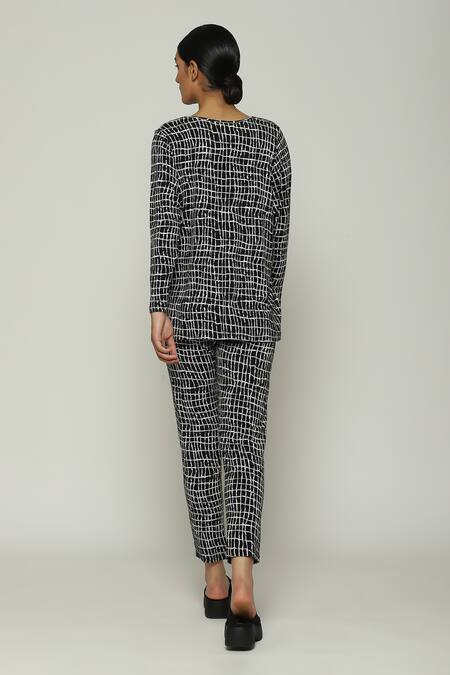 Shop Abraham And Thakore Black Tencel, Lycra Lattice Print Trouser at Aza Fashions Shop_Abraham And Thakore_Black Tencel, Lycra Lattice Print Trouser_at_Aza_Fashions