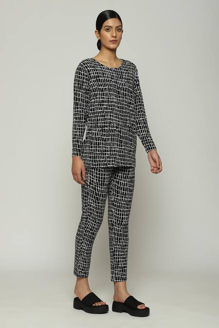 Buy Abraham And Thakore Black Tencel, Lycra Lattice Print Trouser Online at Aza Fashions Buy_Abraham And Thakore_Black Tencel, Lycra Lattice Print Trouser_Online_at_Aza_Fashions