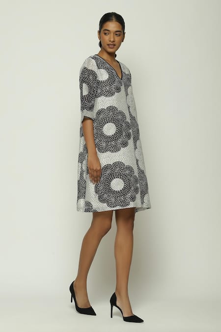 Buy_Abraham And Thakore_Black Chanderi Embroidery V-neck Oversized Kantha Flower Dress _Online_at_Aza_Fashions