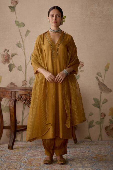 Buy_Kritika Dawar_Yellow Tissue, Organza Sequins, Beads V-neck Hand Embroidered Kurta Set _Online_at_Aza_Fashions