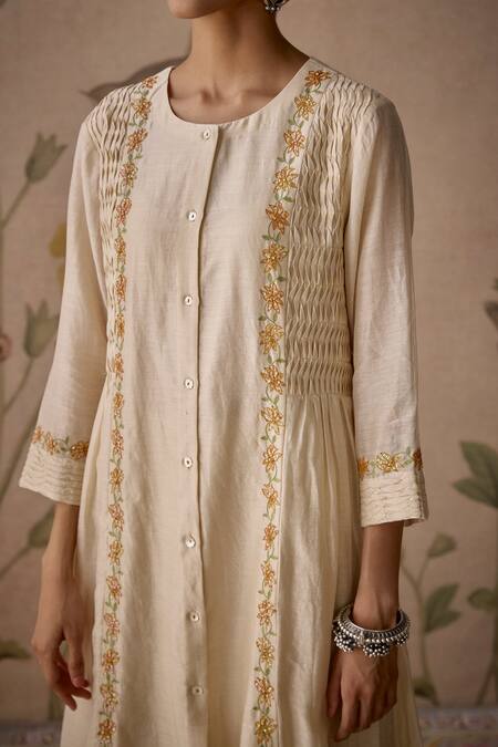 Buy_Kritika Dawar_Ivory Chanderi Embroidery Round Neck Pintucked Kurta And Dhoti Pant Set 