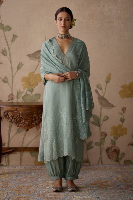 Kritika Dawar_Blue Chanderi Embroidery V-neck Hand Scalloped Kurta Set _Online_at_Aza_Fashions