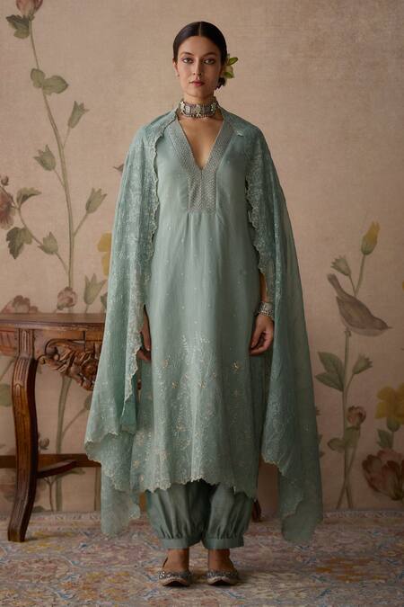 Buy_Kritika Dawar_Blue Chanderi Embroidery V-neck Hand Scalloped Kurta Set _Online_at_Aza_Fashions
