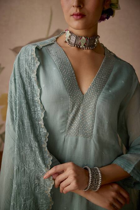 Kritika Dawar_Blue Chanderi Embroidery V-neck Hand Scalloped Kurta Set _at_Aza_Fashions