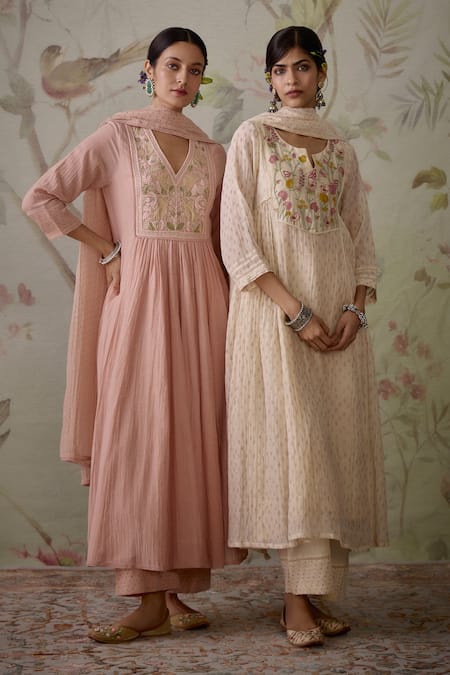 Kritika Dawar_Ivory Chanderi, Cotton Embroidery, Lace Split Floral Block Print Kurta Set _at_Aza_Fashions
