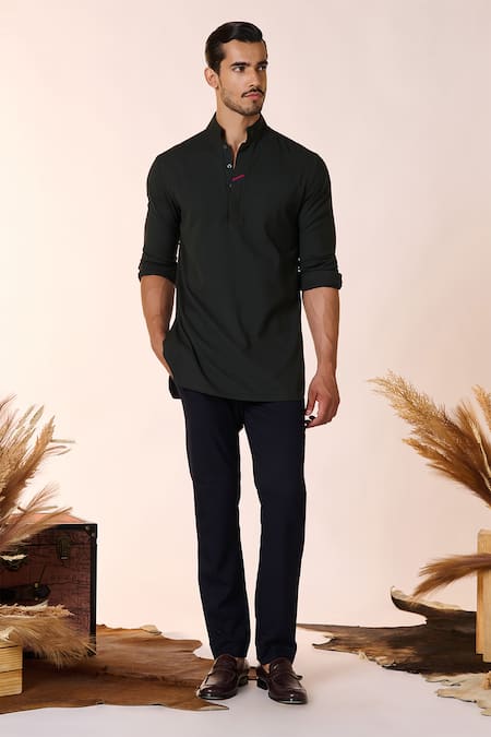 S&N by Shantnu Nikhil Crest Embellished Collar Kurta 