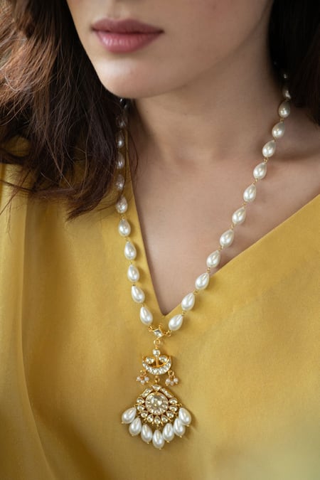 Do Taara Gold Plated Ornate Bloom Kundan Pendant Necklace Online at Aza Fashions Do Taara_Gold Plated Ornate Bloom Kundan Pendant Necklace _Online_at_Aza_Fashions