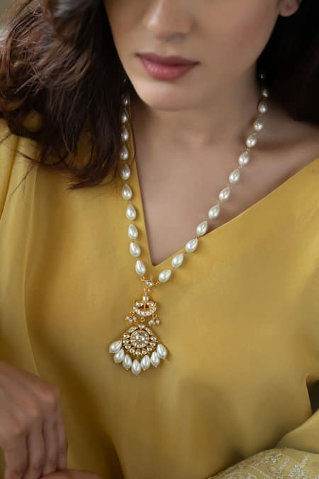 Buy Do Taara Gold Plated Ornate Bloom Kundan Pendant Necklace Online at Aza Fashions Buy_Do Taara_Gold Plated Ornate Bloom Kundan Pendant Necklace _Online_at_Aza_Fashions