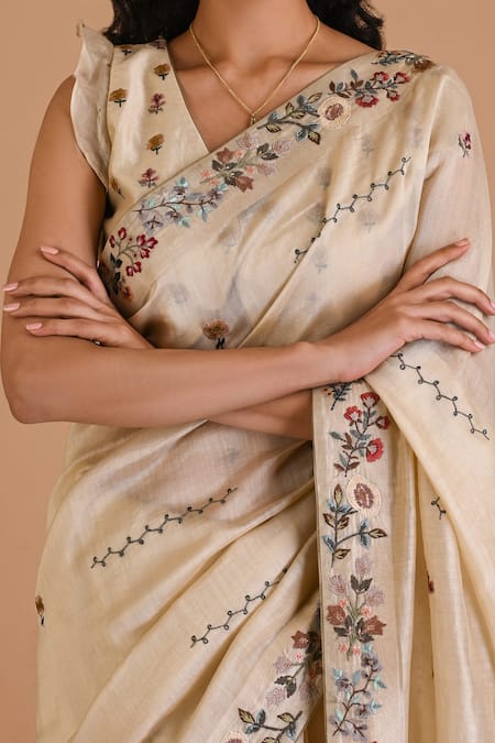 Mityan Ivory Silk, Chanderi Embroidery V-neck Daffodil Saree With Blouse Online at Aza Fashions Mityan_Ivory Silk, Chanderi Embroidery V-neck Daffodil Saree With Blouse _Online_at_Aza_Fashions