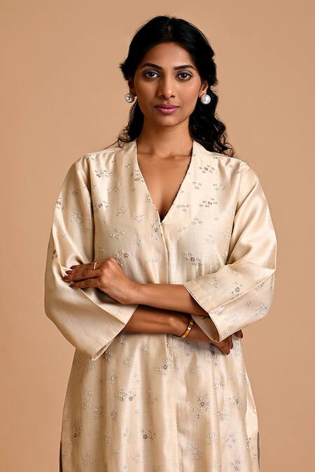 Mityan Ivory Silk, Chanderi Embroidery V-neck Dahlia Kurta And Pant Set Online at Aza Fashions Mityan_Ivory Silk, Chanderi Embroidery V-neck Dahlia Kurta And Pant Set _Online_at_Aza_Fashions