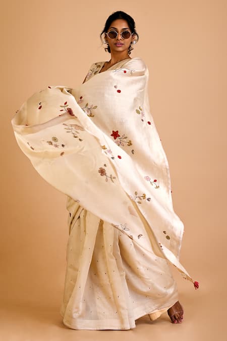 Mityan Ivory Silk Chanderi Hand Embroidered Floral V Neck Hibiscus Saree With Blouse 