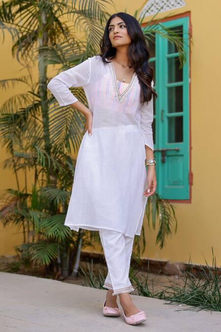 Buy_Gulaal_White Cotton, Jacquard Lace, Embroidery V-neck Checkered Textured Kurta Pant Set _Online_at_Aza_Fashions