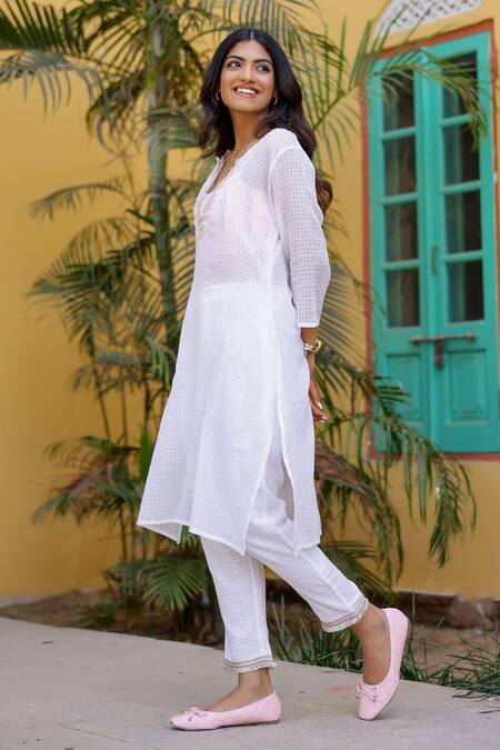 Buy_Gulaal_White Cotton, Jacquard Lace, Embroidery V-neck Checkered Textured Kurta Pant Set 