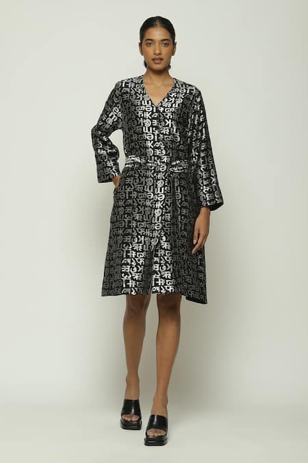 Abraham And Thakore Calligraphy Cutwork Zari Dress With Belt 
