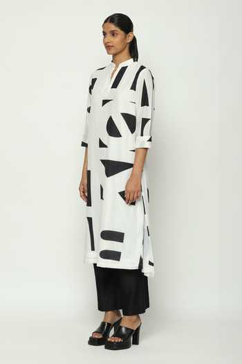 Abraham And Thakore_White Silk, Cotton Mandarin Collar Oversized Calligraphy Print Kurta_Online_at_Aza_Fashions