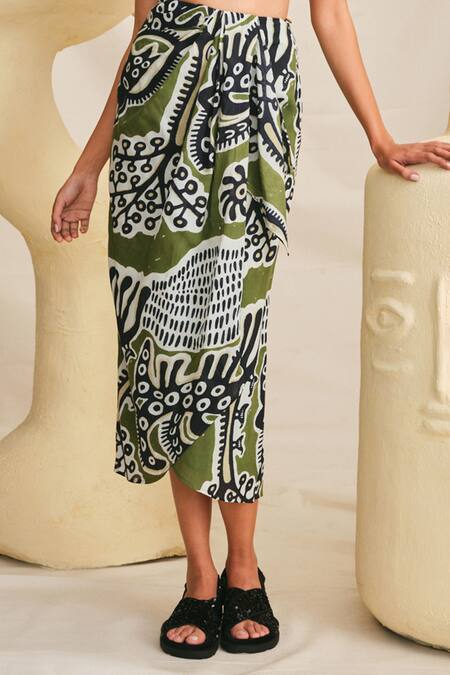 Jodi Green Modal Sweetheart Neck Sohrai Paintings Print Crop Top And Draped Skirt Set Online at Aza Fashions Jodi_Green Modal Sweetheart Neck Sohrai Paintings Print Crop Top And Draped Skirt Set _Online_at_Aza_Fashions