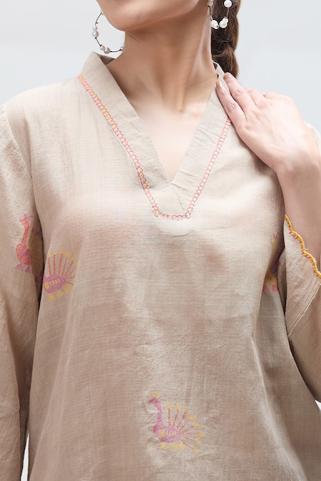 Ibai Beige Handloom Cotton Embroidery V-neck Carolina Woven Kurta at Aza Fashions Ibai_Beige Handloom Cotton Embroidery V-neck Carolina Woven Kurta _at_Aza_Fashions