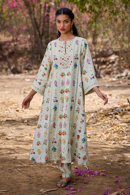 Buy_Pozruh By Aiman_Green Hemp Embroidery Split V-neck Jasmine Floral Checkered Print Kurta _Online_at_Aza_Fashions