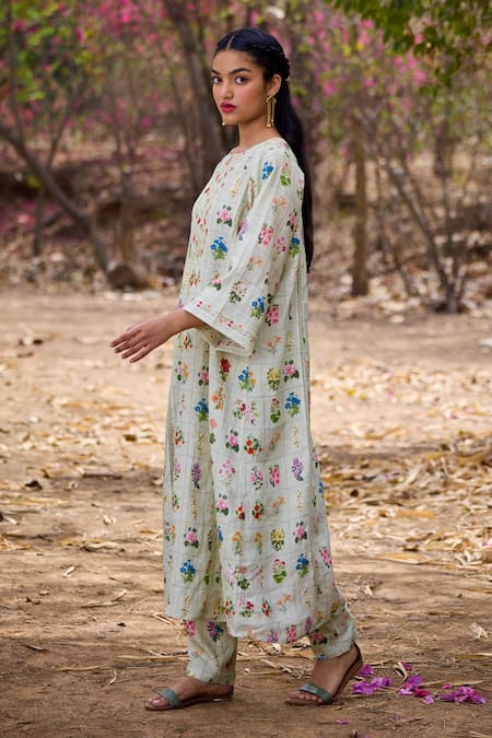 Shop_Pozruh By Aiman_Green Hemp Embroidery Split V-neck Jasmine Floral Checkered Print Kurta _Online_at_Aza_Fashions